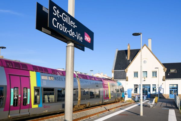 Arriver en train, et être déjà sur le port ou à la plage !