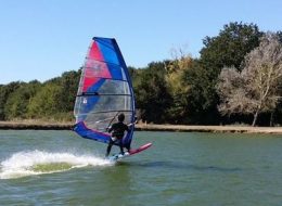 STAGES ET COURS DE PLANCHE A VOILE- BASE NAUTIQUE DES VALLÉES