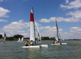 STAGES ET COURS DE CATAMARAN – BASE NAUTIQUE DES VALLÉES