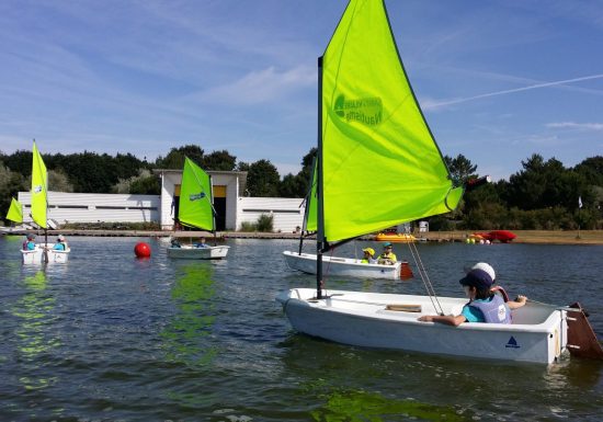 STAGES ET COURS OPTIMIST- BASE NAUTIQUE DES VALLÉES